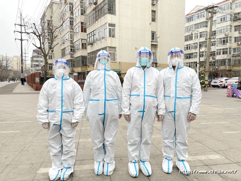 2021年3月13日，中青建安建设集团志愿者穿戴防护设备严阵以待，等待前来参与核酸检测的居民。_副本.jpg